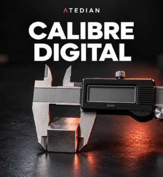Calibre digital con pantalla LCD midiendo un bloque metálico, portada Atedian